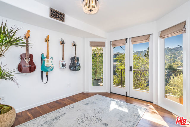 8149 Mannix Drive, Los Angeles CA: https://media.crmls.org/mediaz/aaf5d357-f4cc-4706-9cc4-4f64d793239c.jpg