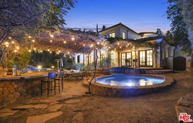 18414 Corazon Circle, Tarzana CA: https://media.crmls.org/mediaz/aaf7446b-400b-4fe7-8577-e959ab605e69.jpg
