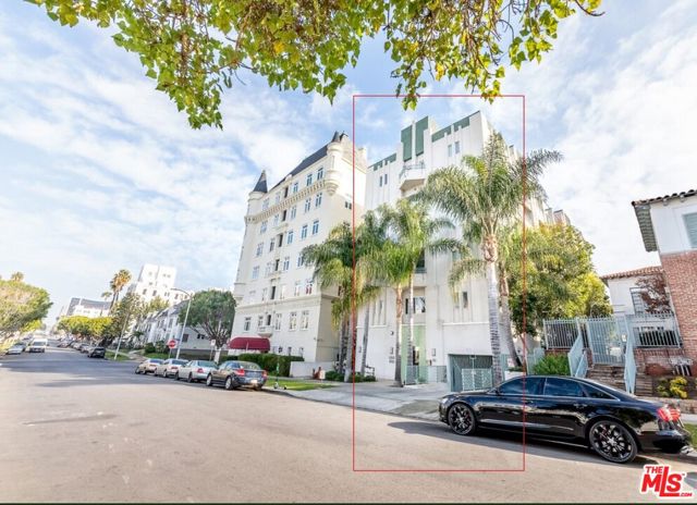 906 S Serrano Avenue, Los Angeles CA: https://media.crmls.org/mediaz/aaf75e95-1794-49ed-a943-77aa744dd64b.jpg