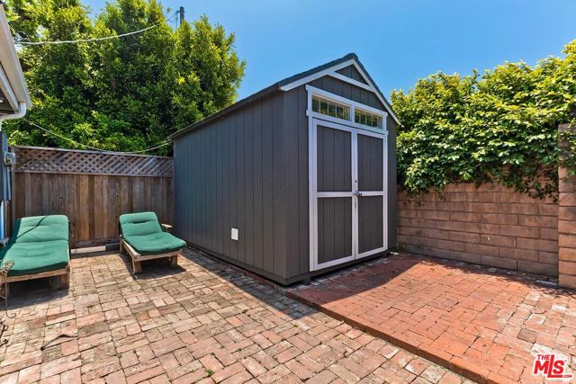 3201 Maplewood Avenue, Los Angeles CA: https://media.crmls.org/mediaz/aaf7cf36-052a-4504-ab53-356367508cab.jpg