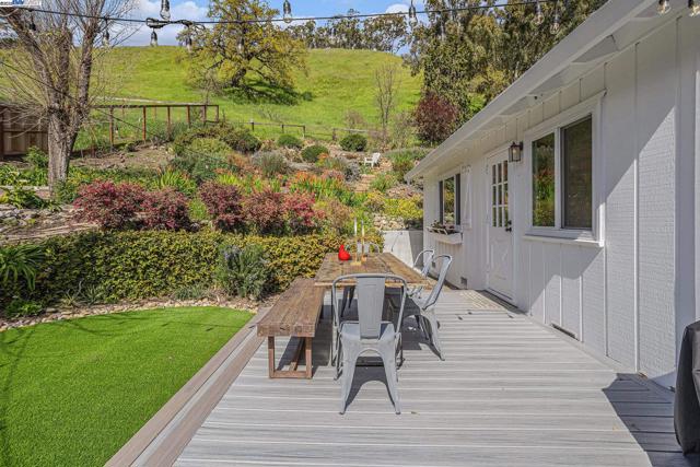 1592 SPRINGBROOK RD, Walnut Creek CA: https://media.crmls.org/mediaz/aaf85519-b7a8-4633-9fed-be2e63aeb70b.jpg