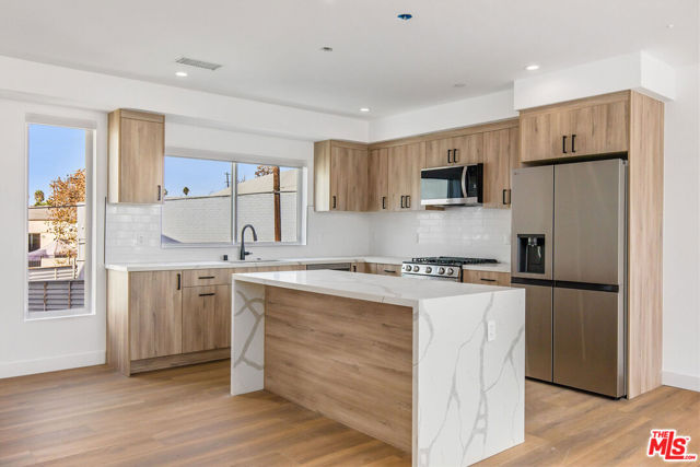 1616 S Sycamore Avenue, Los Angeles CA: https://media.crmls.org/mediaz/aaf86f13-bf64-4cd7-84dd-227ae26200f5.jpg