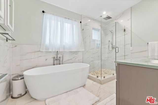 436 Levering Avenue, Los Angeles CA: https://media.crmls.org/mediaz/aaf98efa-c9c4-4ef2-a415-f4cfe840e370.jpg