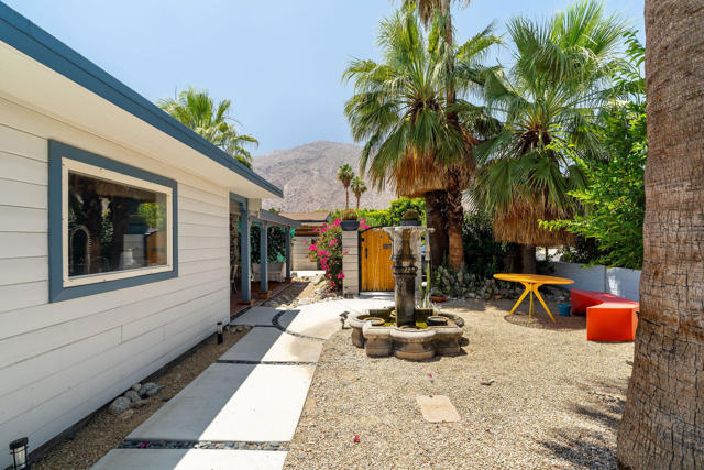 689 E Camino Parocela, Palm Springs CA: https://media.crmls.org/mediaz/aaf9d8ee-0f40-498e-8388-5a5714421324.jpg