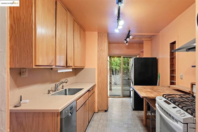 2201 Spaulding Ave, Berkeley CA: https://media.crmls.org/mediaz/aafa1ced-cb39-479e-8f0a-377019a43d94.jpg