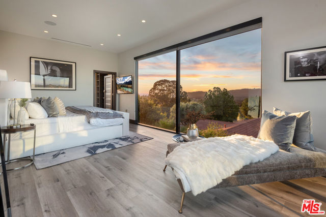4338 Gayle Drive, Tarzana CA: https://media.crmls.org/mediaz/aafa6bdb-f840-432a-946a-9a05ae1883cf.jpg