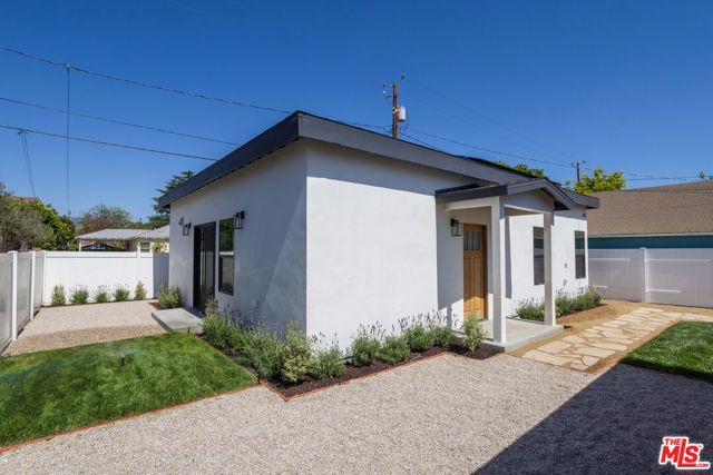 824 N Lima Street, Burbank CA: https://media.crmls.org/mediaz/aafbd47f-6545-4f8b-a257-27bd1d9e342a.jpg