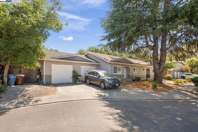 164 Gilbert Ct, Martinez CA: https://media.crmls.org/mediaz/aafc17bc-e4f3-41d7-b34a-c6c14e691b4c.jpg