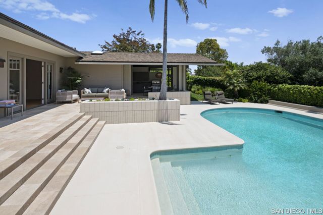 5931 Citadel CIR, La Jolla CA: https://media.crmls.org/mediaz/aafc8c71-386b-44b7-bc69-42e01a6f02d0.jpg