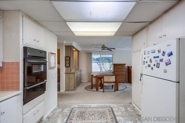 14215 Pecan Park Ln, El Cajon CA: https://media.crmls.org/mediaz/aafcbc03-3649-46b6-a7c1-99914af30271.jpg