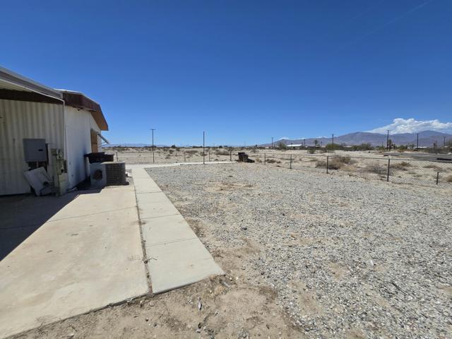2655 Sea Wind Avenue, Thermal CA: https://media.crmls.org/mediaz/aafd0f17-a069-4bc1-9550-b5f870a76d75.jpg