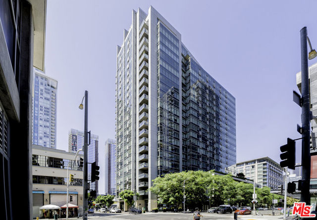 1155 S Grand Avenue, Los Angeles CA: https://media.crmls.org/mediaz/aafd5a89-d1ee-4ae3-8aae-d8a656a2992c.jpg