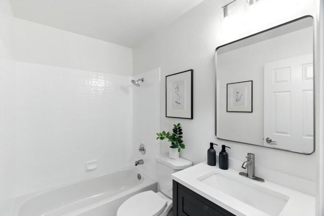 462 Mountain Laurel Court, Mountain View CA: https://media.crmls.org/mediaz/aafd7eb0-51e5-4644-bc17-d3cc358ce8d0.jpg