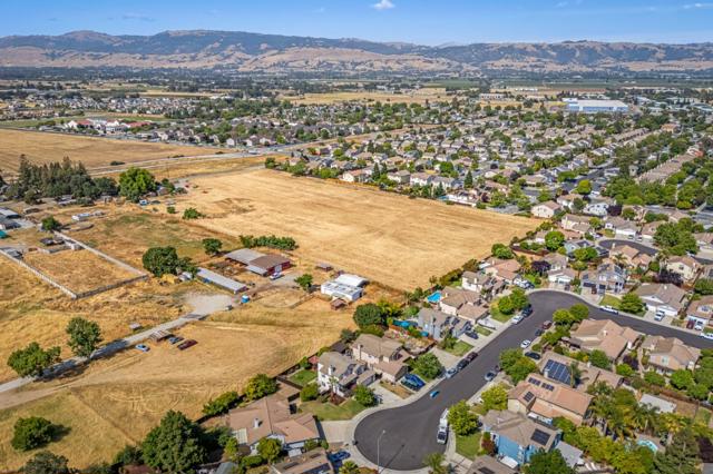 9082 Spencer Court, Gilroy CA: https://media.crmls.org/mediaz/aafde861-a599-456c-b2e2-5f08c4c0b45a.jpg