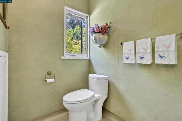 18 Van Tassel Ln, Orinda CA: https://media.crmls.org/mediaz/aafe3459-e0fc-4e06-96b4-db7262a588fb.jpg