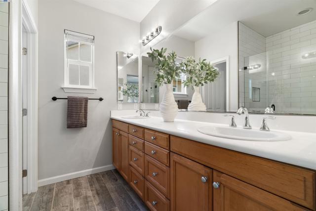 215 W Santa Cruz Way, Mountain House CA: https://media.crmls.org/mediaz/aafe8d68-924b-4423-bdf2-e62d6b9e3078.jpg