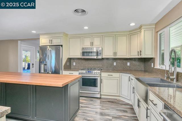 2280 Concord Ave, Brentwood CA: https://media.crmls.org/mediaz/aaff99f0-6297-47e9-9eae-821e260d60d4.jpg