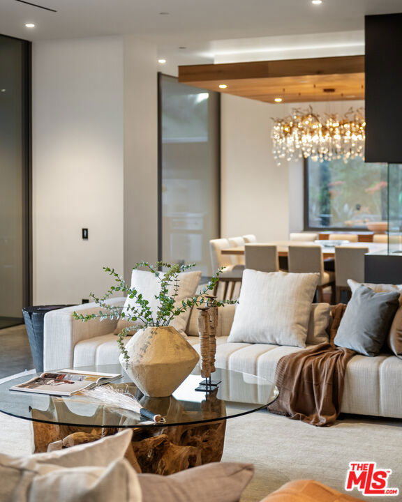 2341 Gloaming Way, Beverly Hills CA: https://media.crmls.org/mediaz/ab00a59c-2648-4607-8069-c71dffd8d5da.jpg