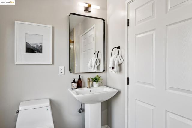 4015 Rhoda Ave, Oakland CA: https://media.crmls.org/mediaz/ab02297f-3e92-456a-8029-2da05cad184b.jpg