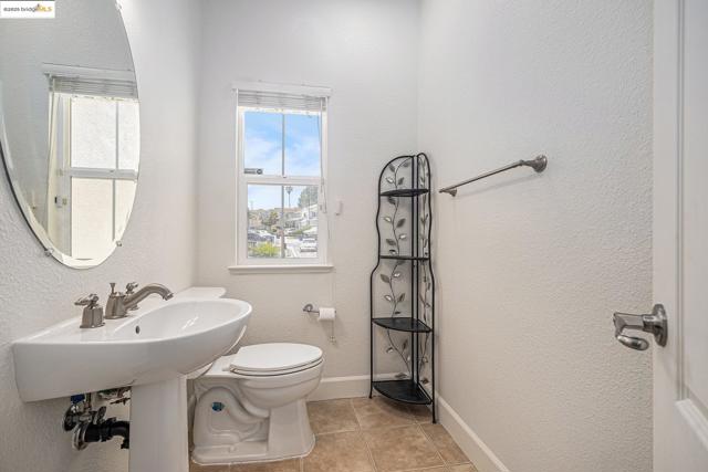 140 Ridge Crest Ct, Oakley CA: https://media.crmls.org/mediaz/ab02e33e-0ef2-4dff-8523-e86d84487c7f.jpg