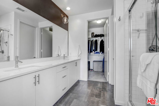 13135 Victory Boulevard photo 8