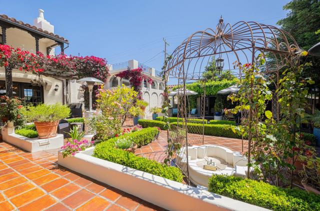 1 Santa Lucia Avenue, Salinas CA: https://media.crmls.org/mediaz/ab067ee4-4880-4148-adf7-a00125b8661b.jpg