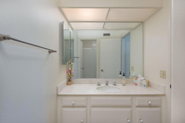 9 Wake Forest Court, Rancho Mirage CA: https://media.crmls.org/mediaz/ab0765a4-e384-44dc-94f8-a543c1175b8e.jpg