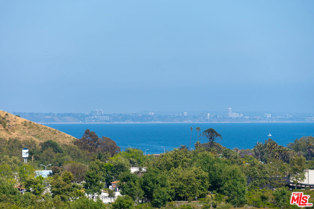 https://media.crmls.org/mediaz/ab084285-2e75-4fbb-ba4f-f6d0ff2a72df.jpg?preset=X-Large