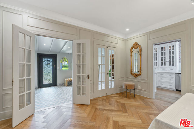 809 S Muirfield Road, Los Angeles CA: https://media.crmls.org/mediaz/ab0a52d4-9c17-4aab-af2c-9dcb2330c227.jpg