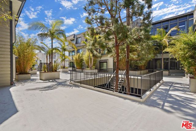 306 Bora Bora Way, Marina del Rey CA: https://media.crmls.org/mediaz/ab0c89d6-dd57-4377-bb08-7768db8a013d.jpg