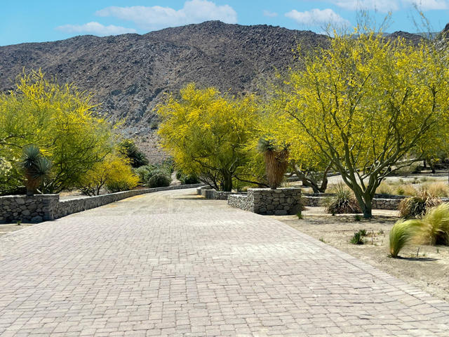 82501 65th Avenue, Thermal CA: https://media.crmls.org/mediaz/ab0db994-b357-49d8-a9d7-8851f4864385.jpg