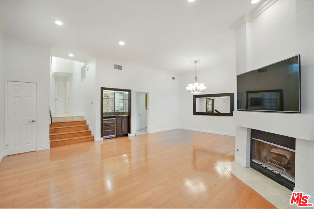 11636 Montana Avenue, Los Angeles CA: https://media.crmls.org/mediaz/ab0e1e73-92df-414d-a76b-d5d69fc549b7.jpg