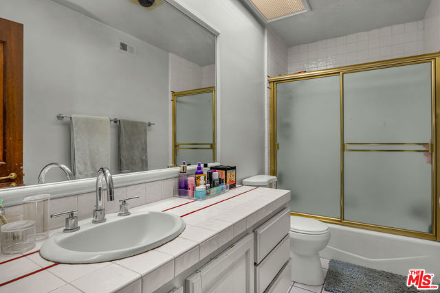 6024 Woodland View Drive, Woodland Hills CA: https://media.crmls.org/mediaz/ab0e8fbb-3e16-4ad6-92d6-81ffc93e465e.jpg