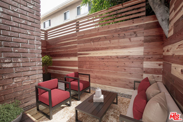 453 S Wilton Place, Los Angeles CA: https://media.crmls.org/mediaz/ab0efd02-1826-4b01-8974-4bf6b06043db.jpg