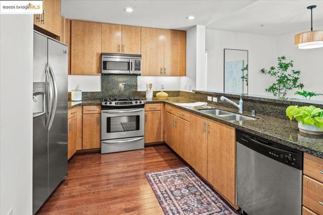 438 W Grand Ave, Oakland CA: https://media.crmls.org/mediaz/ab0f0fbf-8918-413a-850d-37b4e82706a0.jpg
