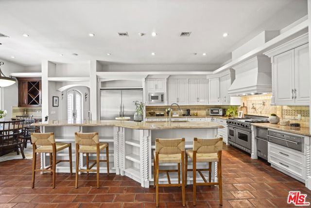 13845 Magnolia Boulevard, Sherman Oaks CA: https://media.crmls.org/mediaz/ab132189-f374-4775-8f3b-77f24f2927bf.jpg