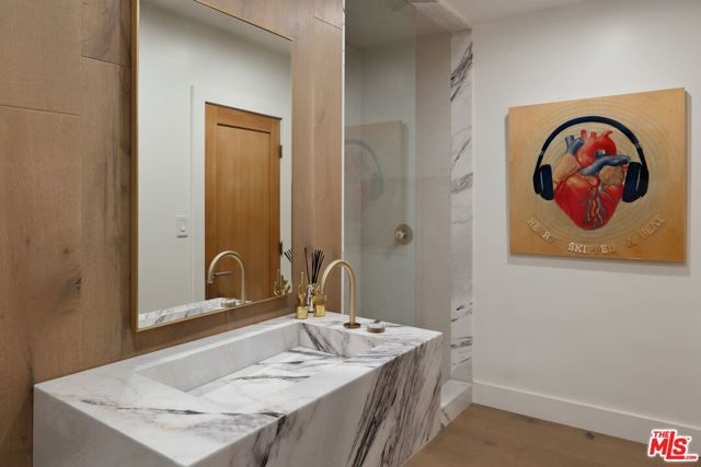 517 N Laurel Avenue, Los Angeles CA: https://media.crmls.org/mediaz/ab142d9f-c762-4bd6-b2d2-e0a6364a140e.jpg