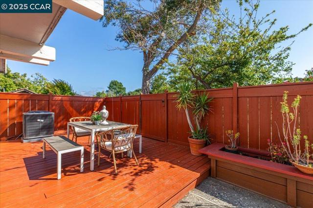 109 Cardoza, Hercules CA: https://media.crmls.org/mediaz/ab14b2aa-44a8-449c-b6e1-f0e6a858c2f3.jpg