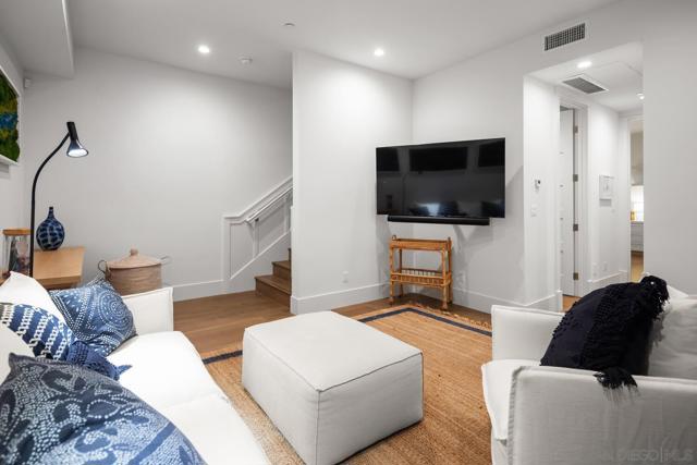 548 G Avenue, Coronado CA: https://media.crmls.org/mediaz/ab151949-3b3b-4c64-9168-2a1c8fe54b1d.jpg