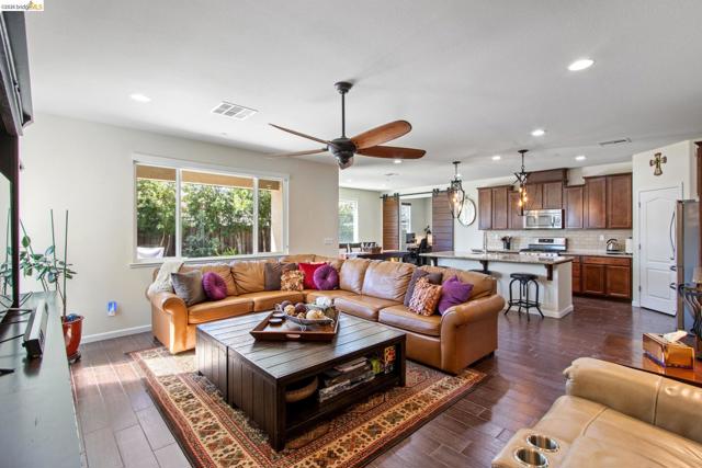 2469 Talaria Dr, Oakley CA: https://media.crmls.org/mediaz/ab17261d-7f2f-400d-af22-1657370b6518.jpg