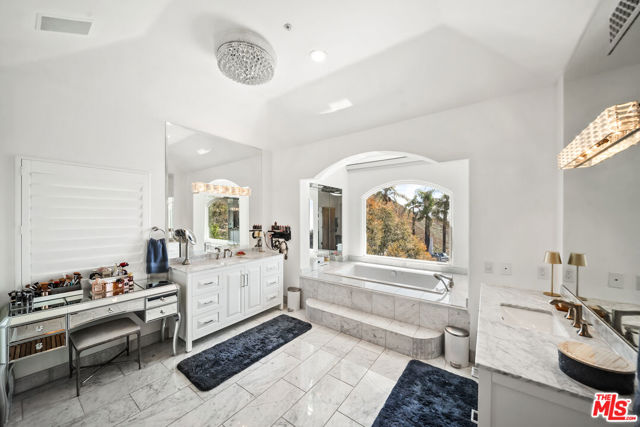 1821 Chastain, Pacific Palisades CA: https://media.crmls.org/mediaz/ab1794f1-8bc3-4e57-bb1f-14acf66c7d1e.jpg