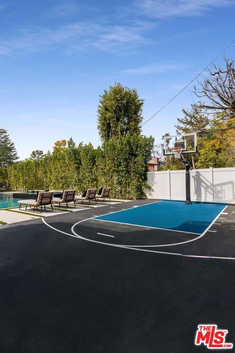 15907 Valley Vista Boulevard, Encino CA: https://media.crmls.org/mediaz/ab17e7d8-98c0-4bc8-ae0e-26dd6ce9b863.jpg