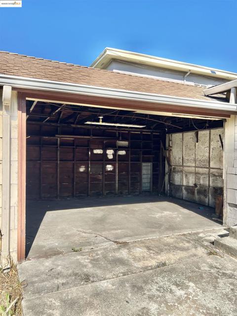 9719 Holly St, Oakland CA: https://media.crmls.org/mediaz/ab187e08-e902-4d61-a854-1f9cd26eacce.jpg