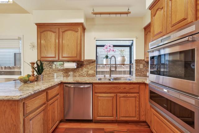 4963 Stoneridge Ct, Oakland CA: https://media.crmls.org/mediaz/ab18c8fd-3dfc-499e-98ea-353732902d53.jpg