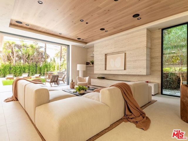 517 N Edinburgh Avenue, Los Angeles CA: https://media.crmls.org/mediaz/ab193eee-3ebd-4453-a4f5-034d530c6572.jpg