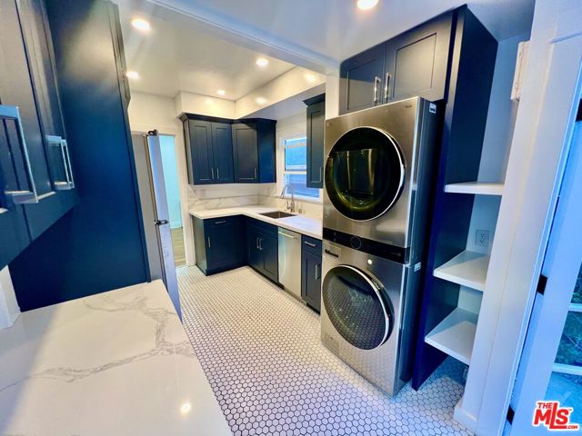 421 Grand Boulevard, Venice CA: https://media.crmls.org/mediaz/ab1c294b-6c96-47ca-bc86-c57f824e21df.jpg