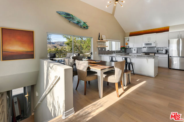 4350 Hillview Drive, Malibu CA: https://media.crmls.org/mediaz/ab1c869f-822f-488c-97a8-c28af42fee64.jpg
