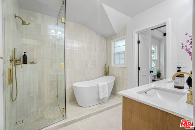 1831 Benedict Canyon Drive, Beverly Hills CA: https://media.crmls.org/mediaz/ab1cd38b-5ead-4ea7-b16b-2da293bfcdd9.jpg
