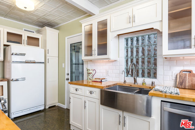 1355 Columbia Drive, Glendale CA: https://media.crmls.org/mediaz/ab1ce590-3461-422c-9151-03165a8da68b.jpg