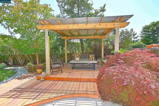 594 Morning Glory Dr, Benicia CA: https://media.crmls.org/mediaz/ab1ebf37-3299-4683-903b-5bc3643b1c09.jpg